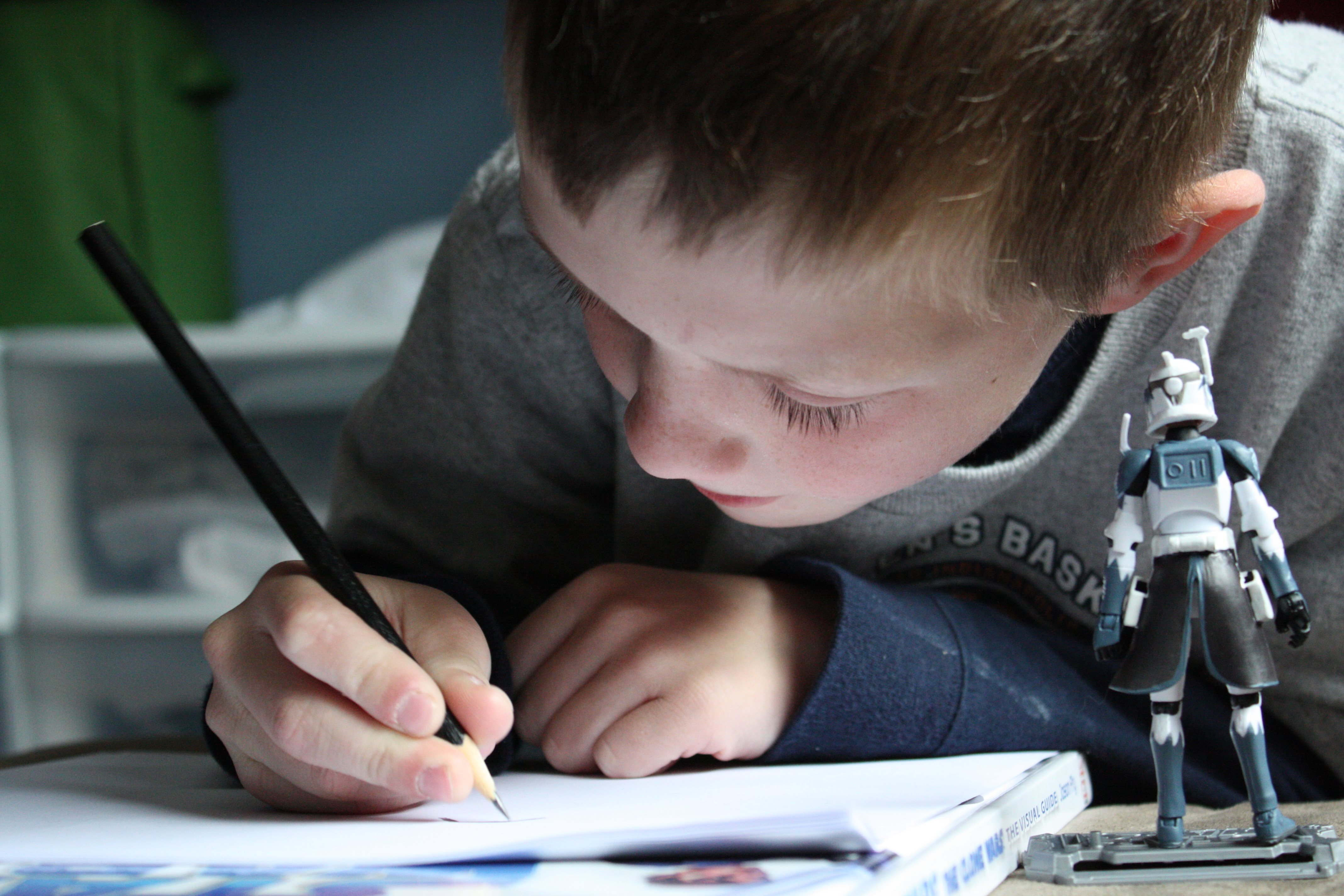 Мальчик который написал помогите. Писающий мальчик. Ребенок пишет. Дети сочиняют. Ребенок пишет письмо.